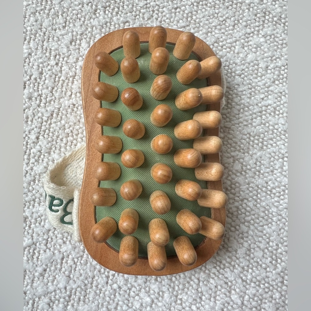 Bath & Body Works Natural Wooden Anti‑Cellulite Massage Brush with Green Base